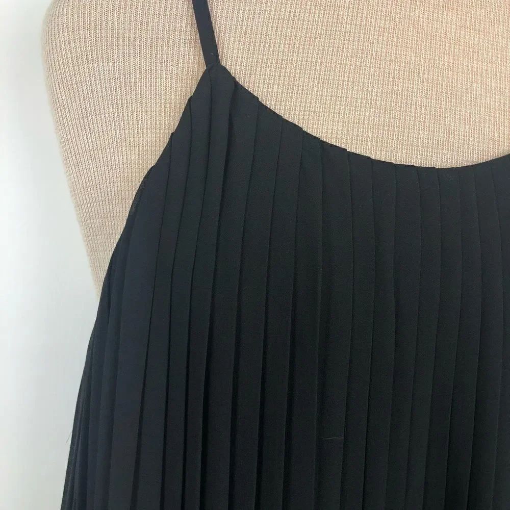 Glamorous pleated little black dress - Picture 11 of 13